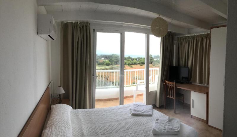 Double or Twin Room image 4