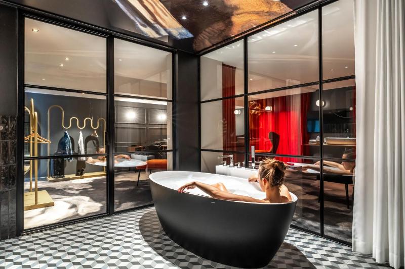 Suite with Garden View image 1