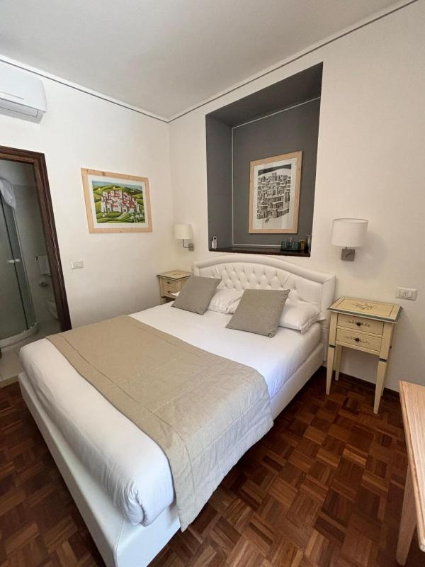 Double Room image 4