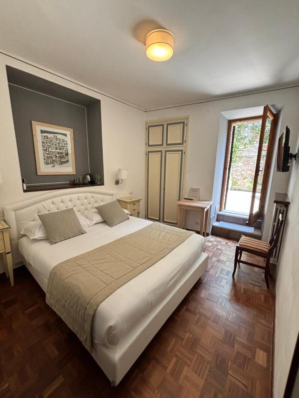 Double Room image 2