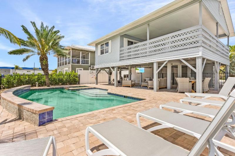 Shells N Sunshine! Getaway Destination Just Minutes from the White Sandy Beaches of Fort Myers! home - image 1