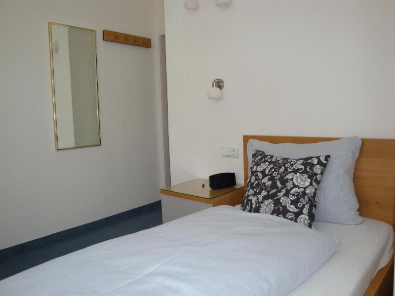 Single Room image 3