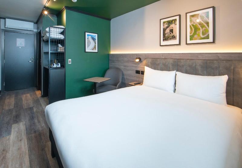 Standard Double Room image 2