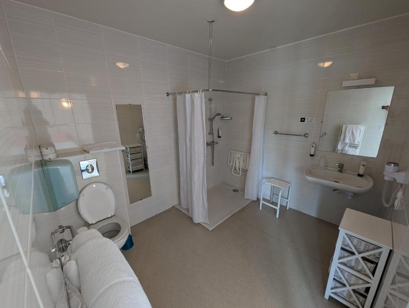 Triple Room with Lake View image 4
