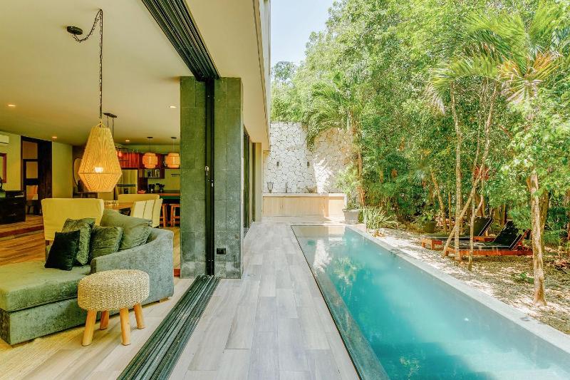 Luxurious Oasis Jacuzzi with Art Gallery and Pool - image 10