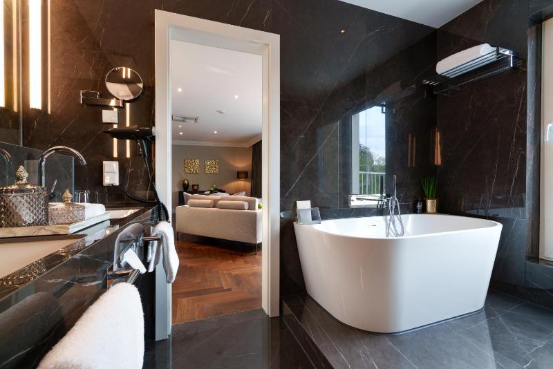 Penthouse with Roof Terrace image 3