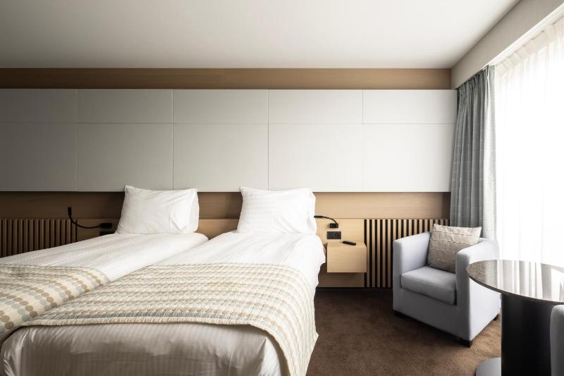 Standard Twin Room with Sea View - Pet Free Room image 3