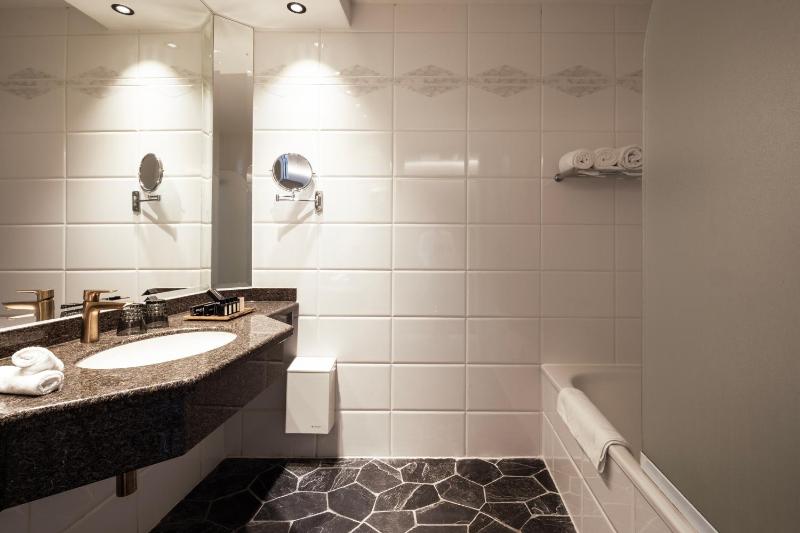 Standard Twin Room with Sea View - Pet Free Room image 2