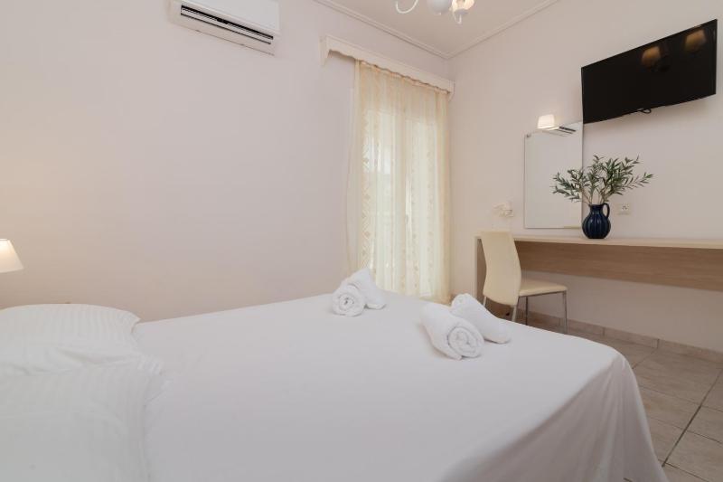 One-Bedroom Apartment with Pool View image 3