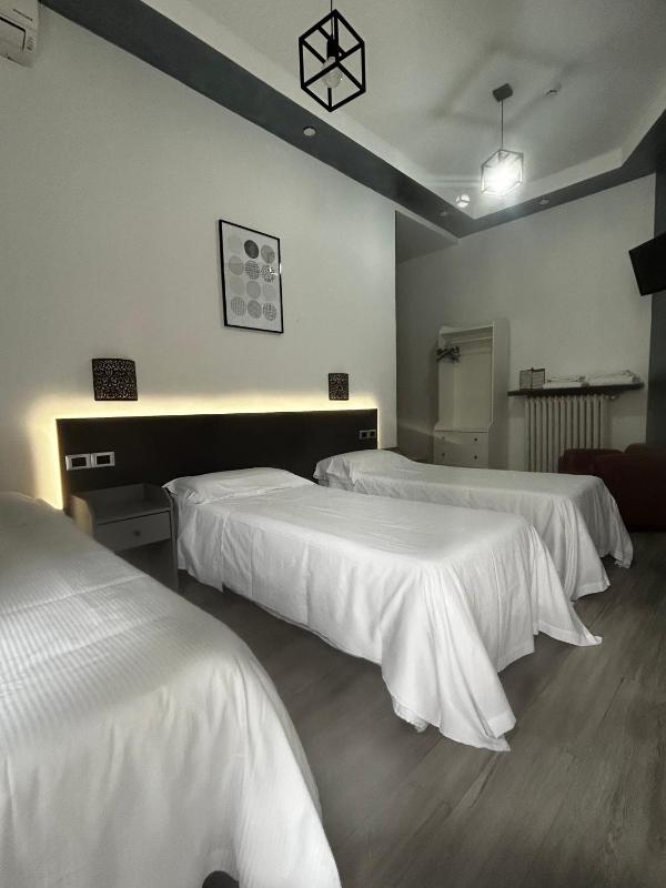 Basic Triple Room image 4