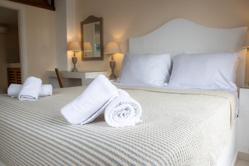Superior Double Room with Pool View image 3
