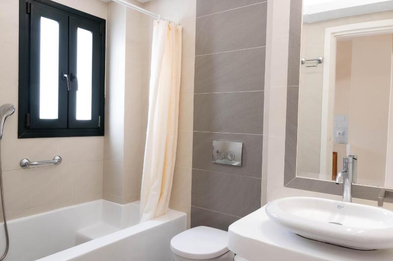One-Bedroom Family Apartment with Sea View image 3