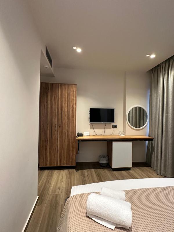 Deluxe Double Room with Balcony - Ground Floor image 4