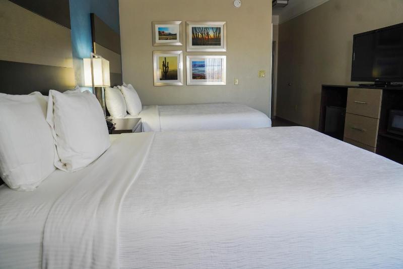 Deluxe Queen Room with Two Queen Beds image 3