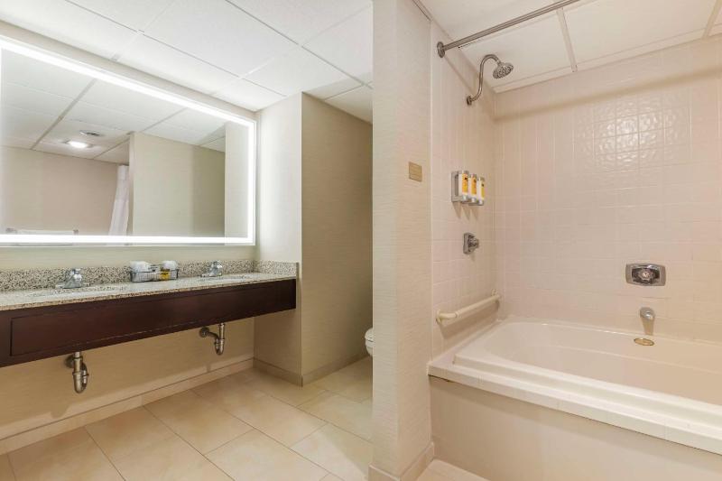 Business Suite with Spa Bath - Non-Smoking image 2