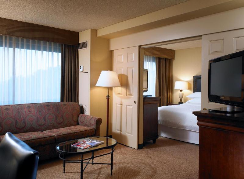 Double Room with Two Double Beds and Sofa Bed image 1
