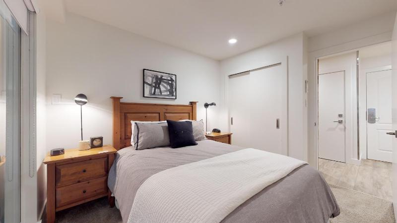 Bear Lodge Whistler Village - Spectacular Location on Village Stroll Designer Remodel - image 41