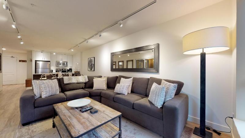 Bear Lodge Whistler Village - Spectacular Location on Village Stroll Designer Remodel - image 18