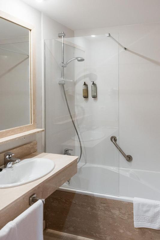Peregrine Package Single room image 4