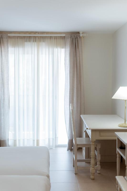 Peregrine package twin/double room image 1