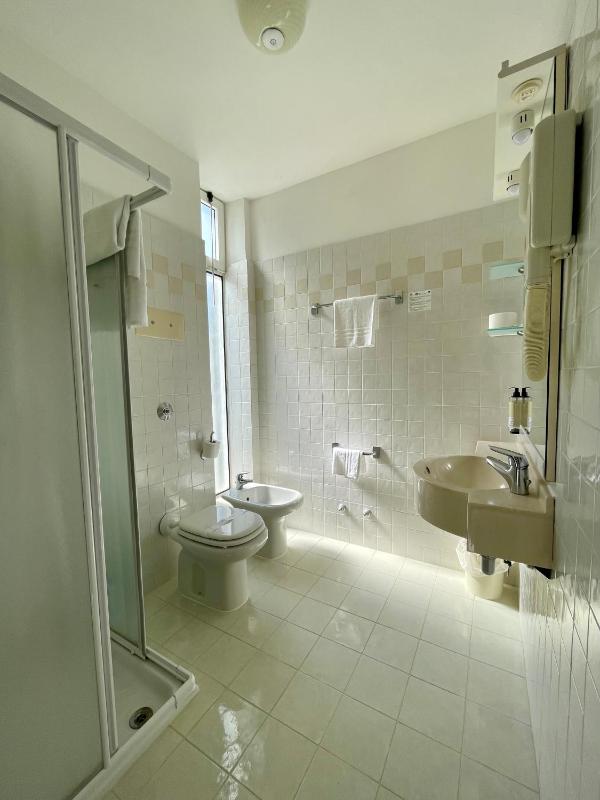 Single Room image 3