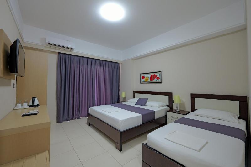 Triple Room with Balcony image 2