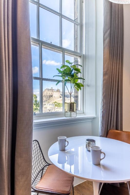 One Bedroom Castle View Apartment image 1