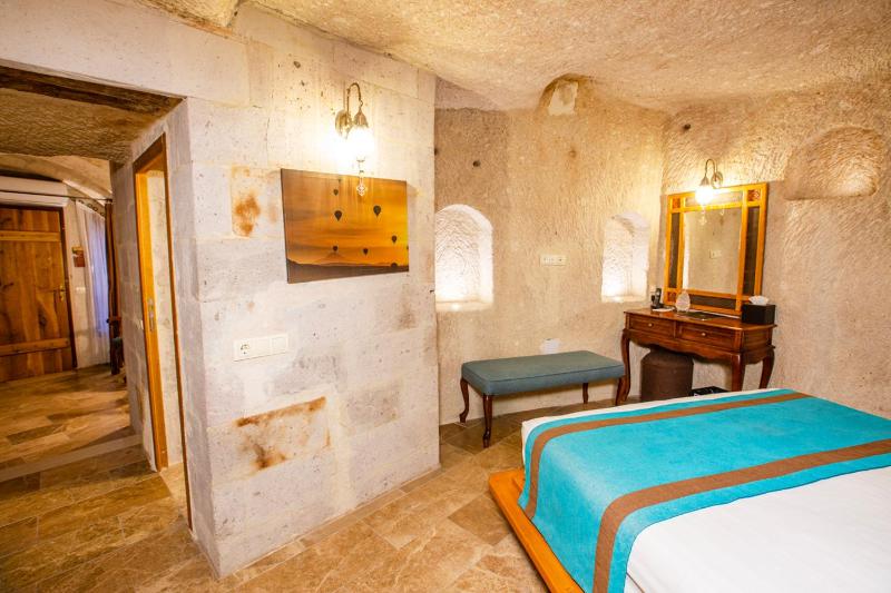 Standard Cave Room image 3