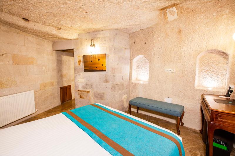 Standard Cave Room image 4