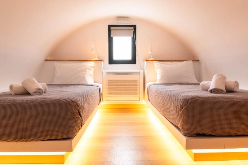 One-Bedroom Family Apartment - Split Level image 2