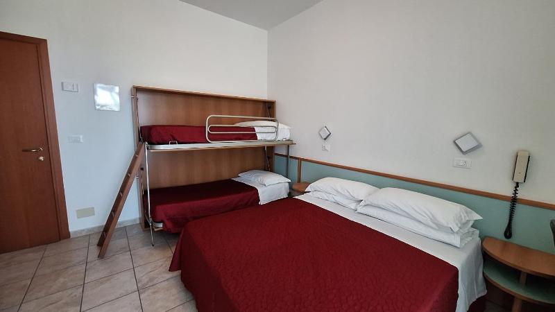 Standard Quadruple Room image 4