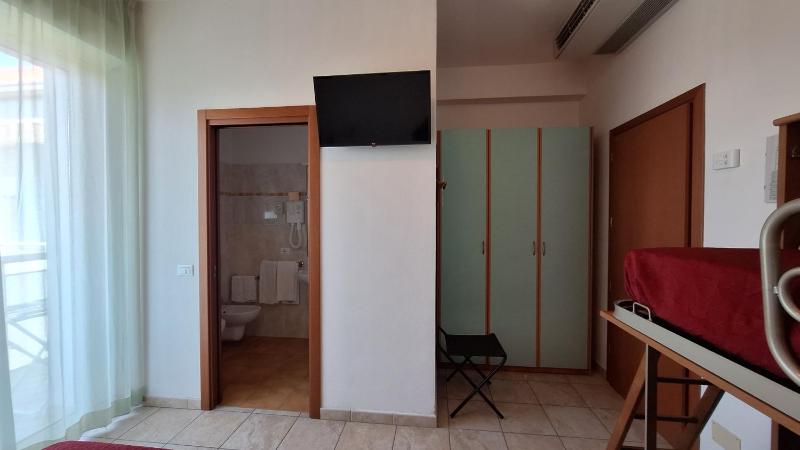 Standard Quadruple Room image 3
