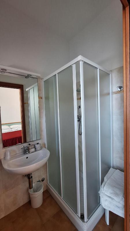 Standard Triple Room image 2