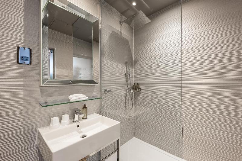 Classic Double Room image 3