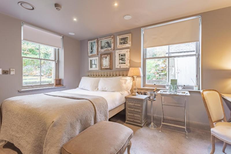 Classic Double Room image 4