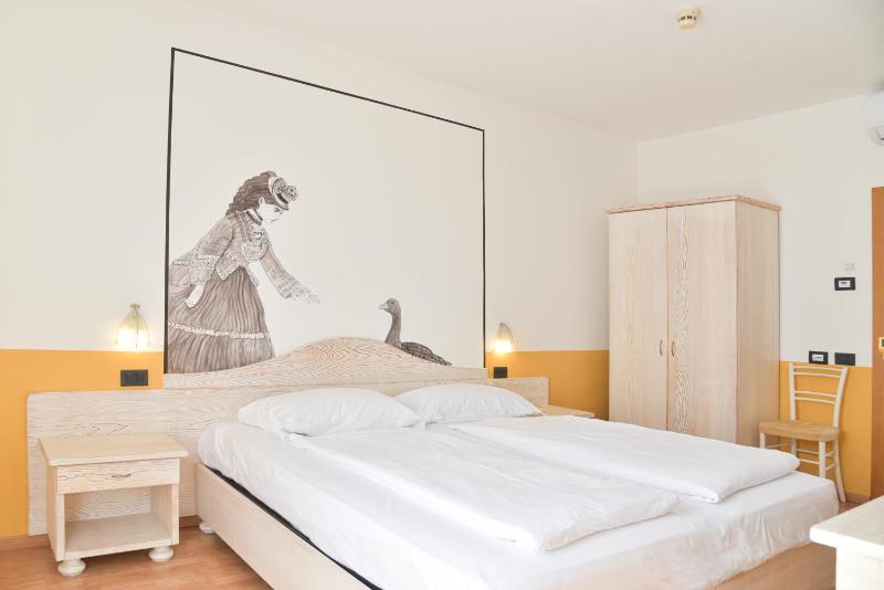 Double or Twin Room image 3