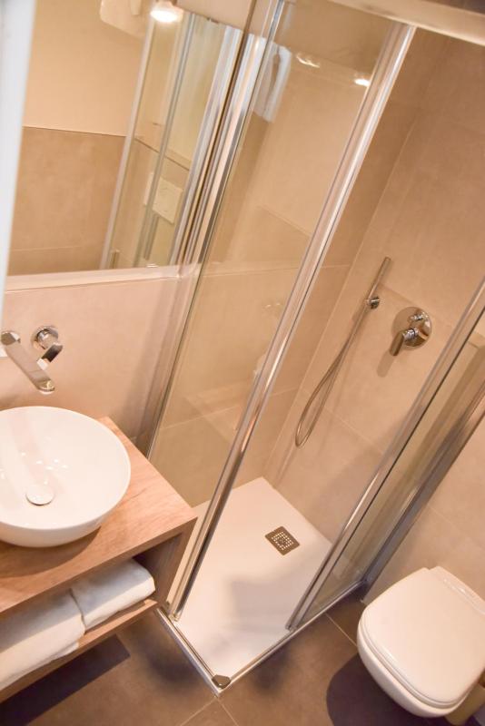 Double or Twin Room image 4