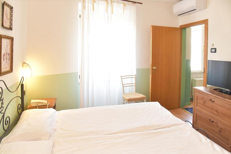 Basic Double Room image 4