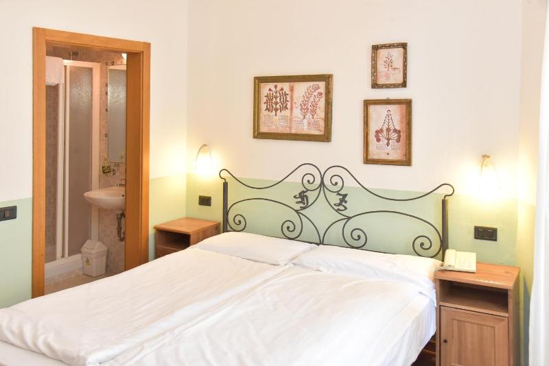 Basic Double Room image 1
