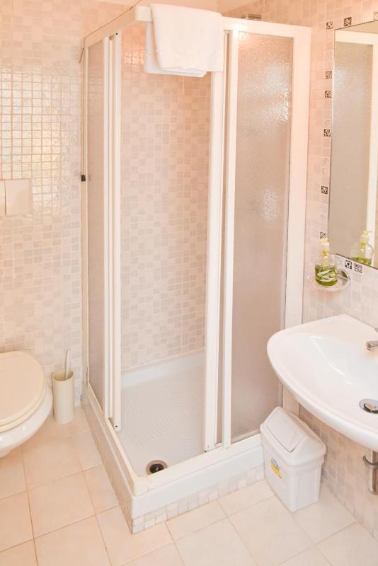 Basic Double Room image 2