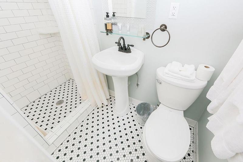 Queen Suite with Single Bed - Second Floor image 2