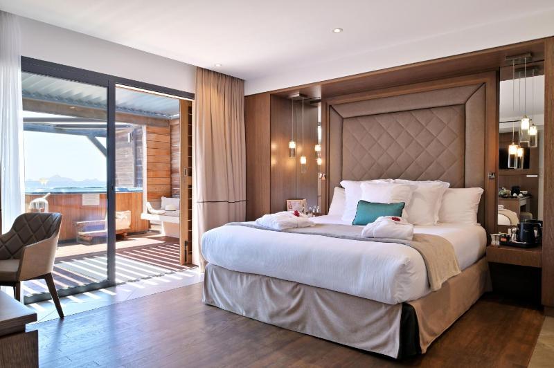 Deluxe Suite with Sea View image 1