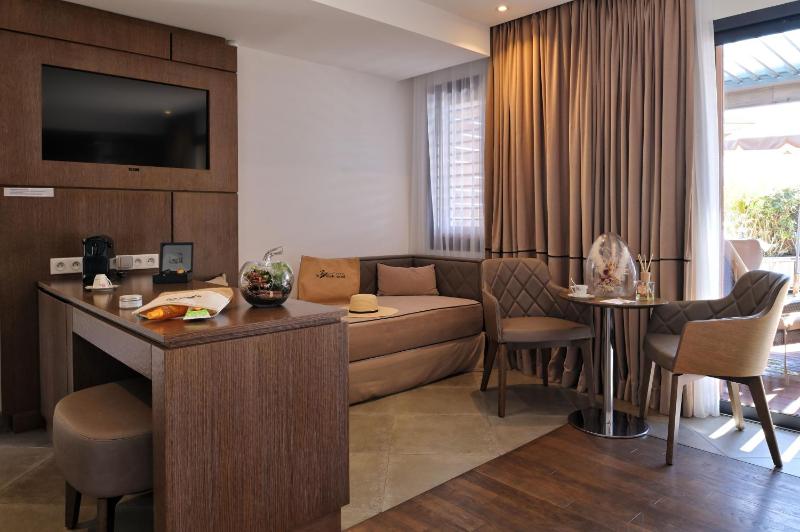 Deluxe Suite with Sea View image 4