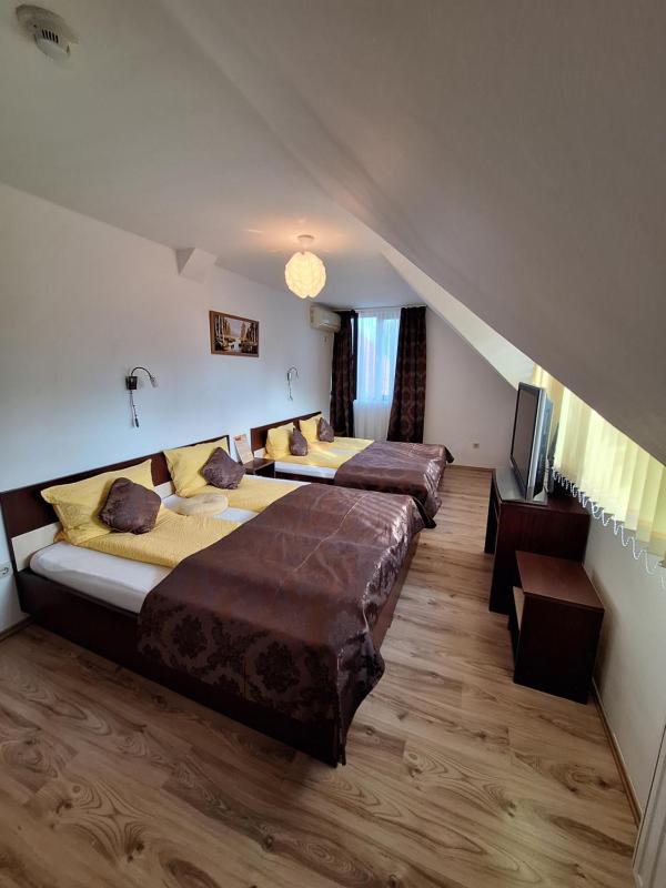 Quadruple Room with Private Bathroom image 2