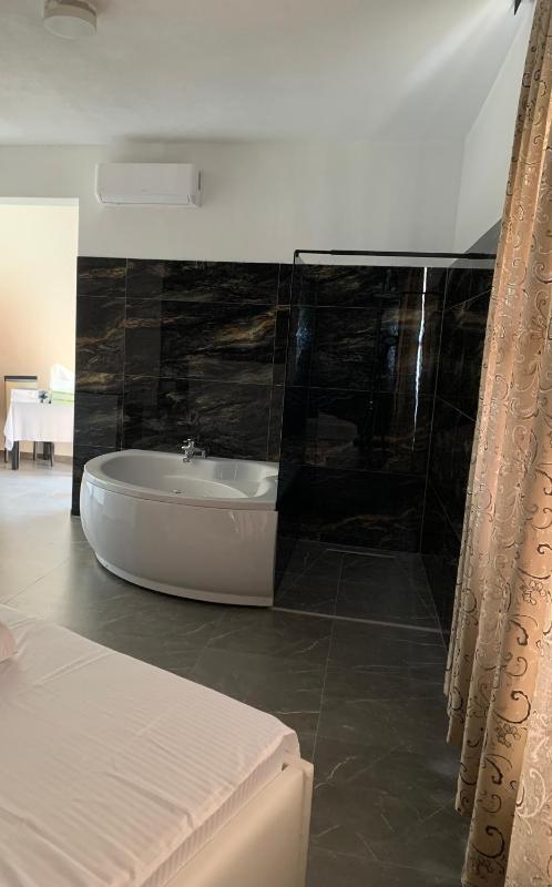 Deluxe Double Room with Balcony image 3
