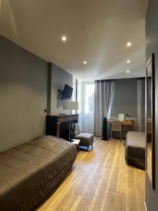 Standard Triple Room image 4