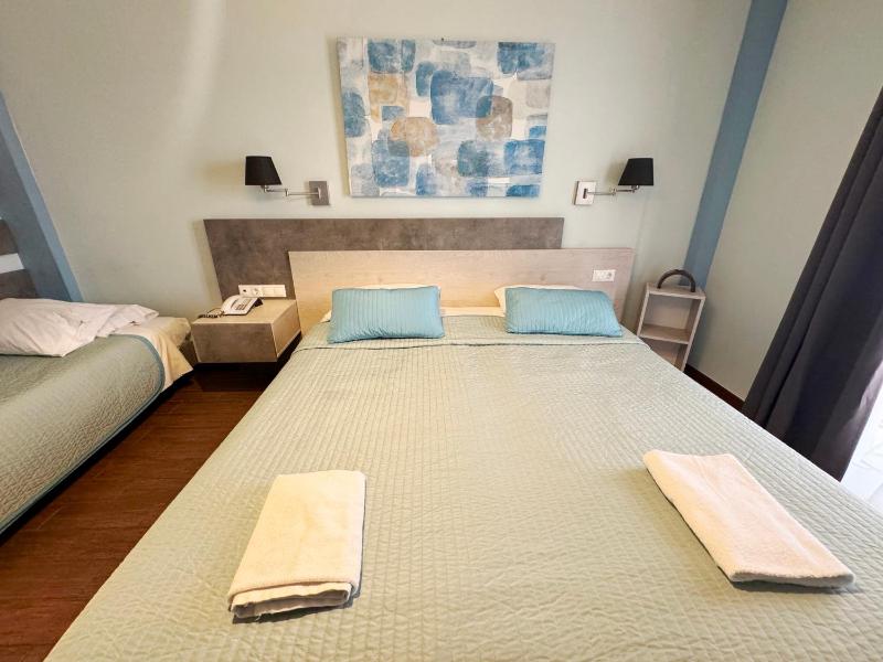 Superior Triple Room with Sea View image 4