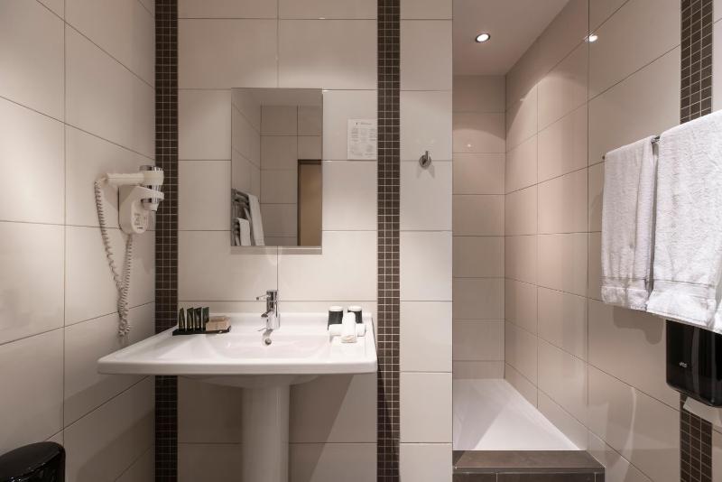 Twin Room image 4