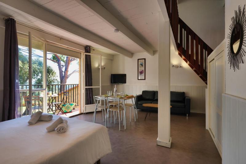 Studio with Mezzanine image 3