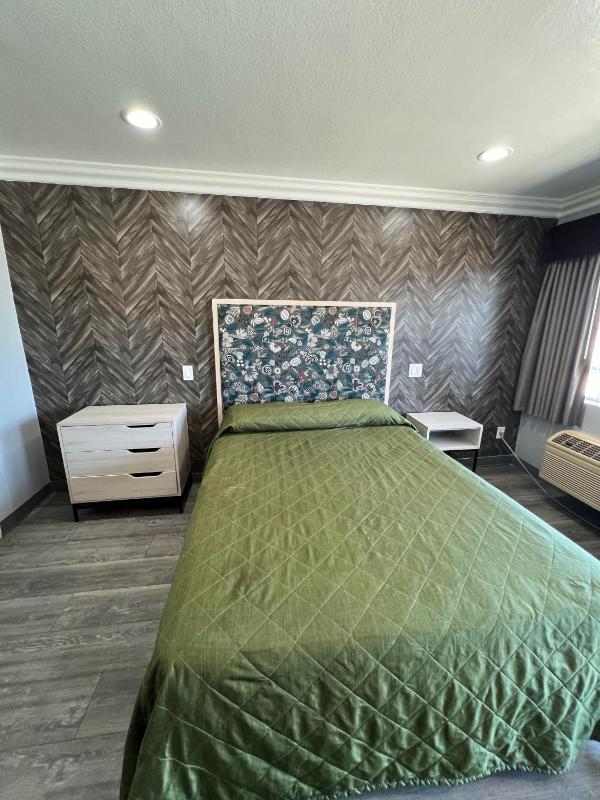 Standard Queen Room image 4